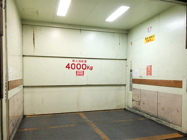 荷物用エレベーター