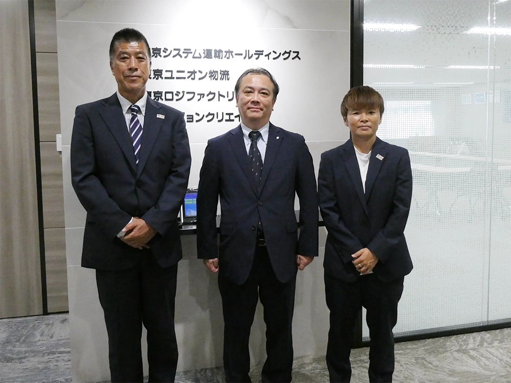左から樋口監督、細川社長、瀬戸口選手