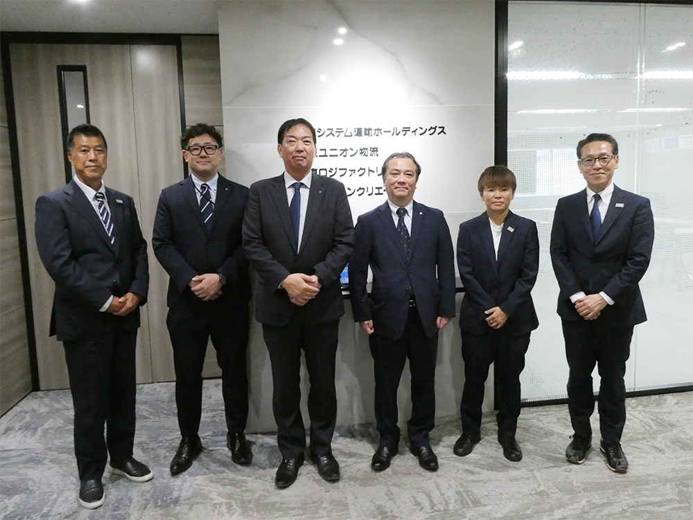 鈴木社長(右)と一緒に記念撮影