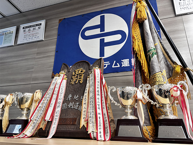 優勝トロフィー